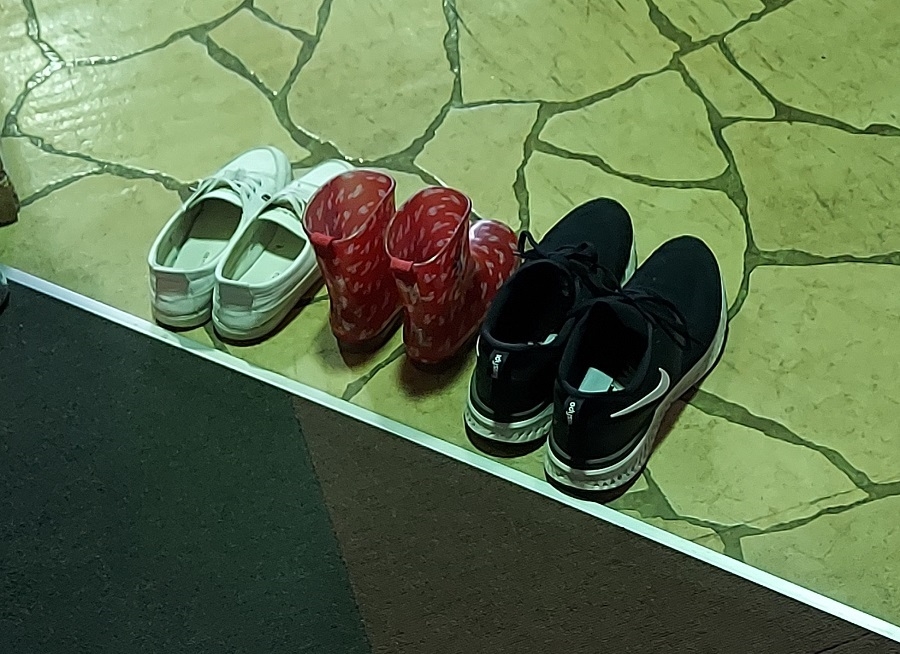 20210903お父様とお母様の靴にに挟まれた赤い長靴