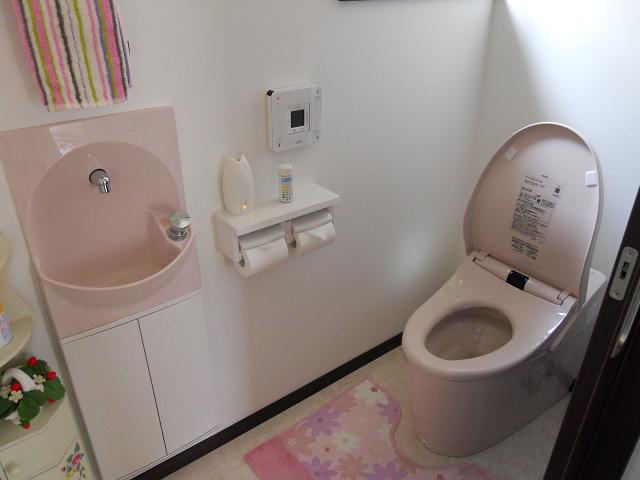 節水型のエコトイレ。色は奥様お気に入りのカラーで統一しました。　　　　熊本県　熊本市　南区